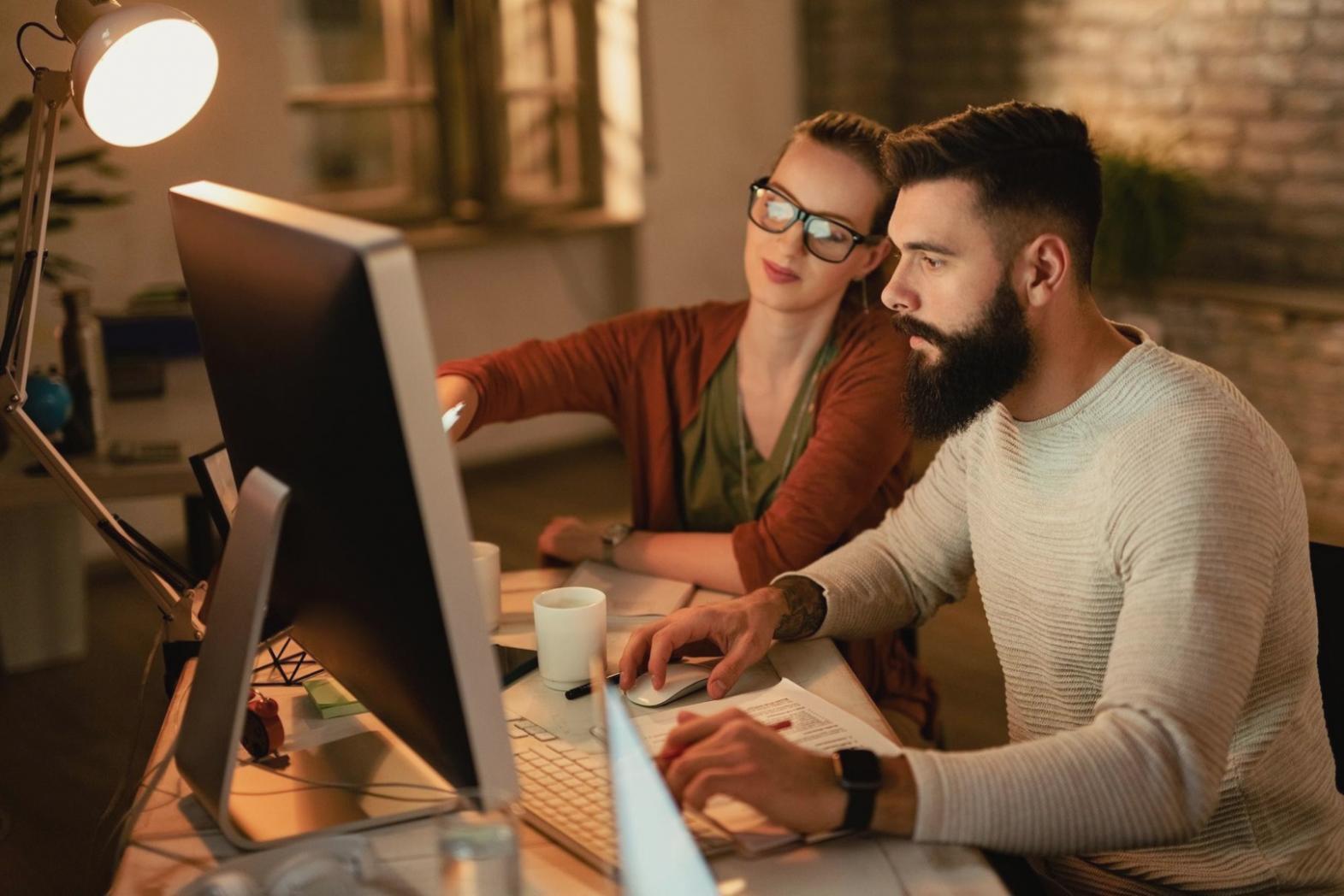 Studenti che lavorano su progetti 3D