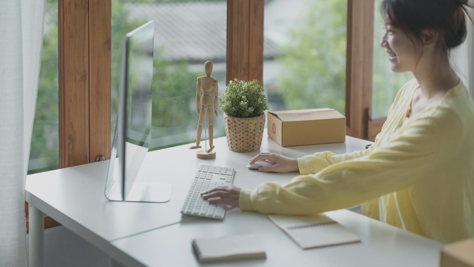 Ambiente di studio con postazioni per sviluppo 3D